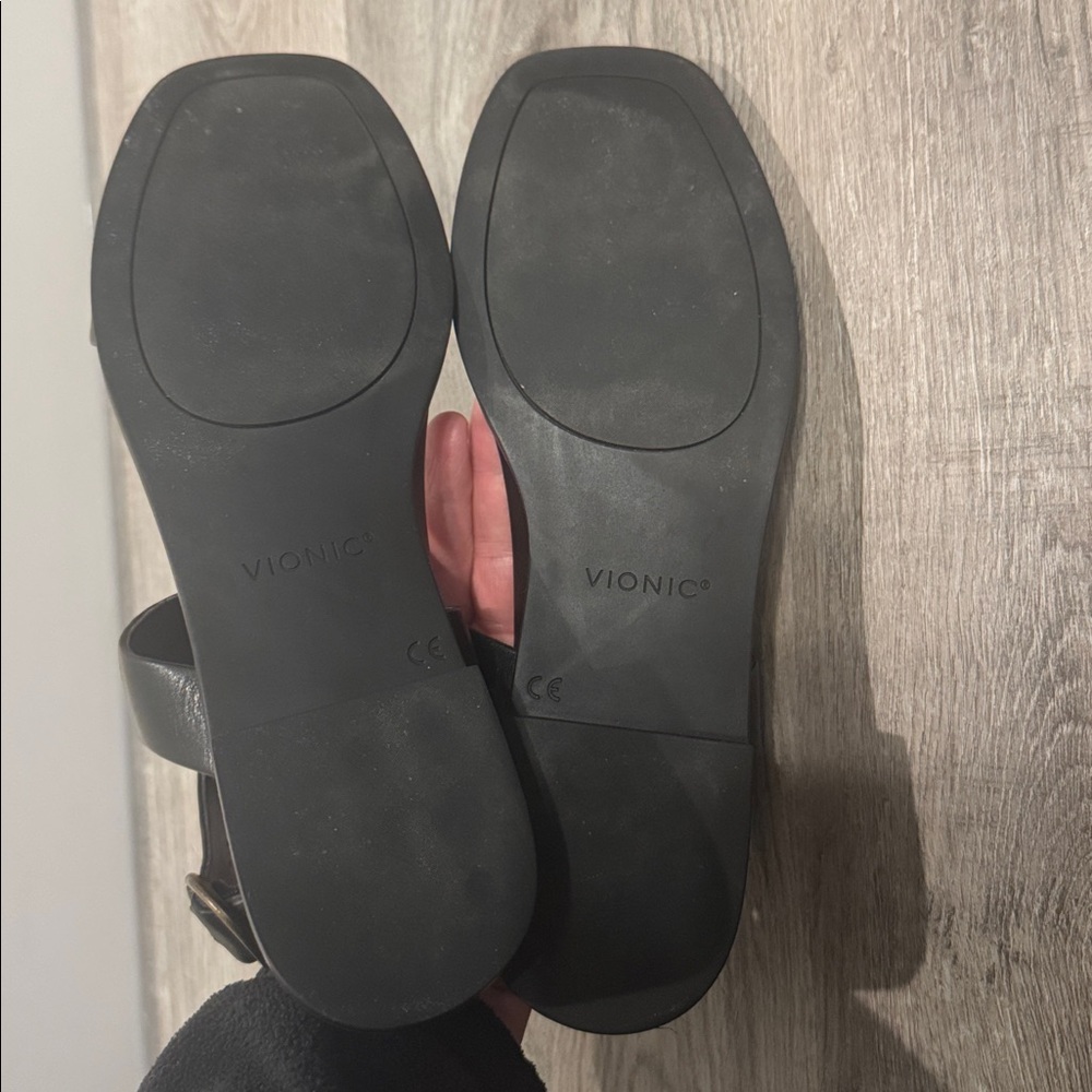Vionic black strappy sandals - Picture 4 of 8